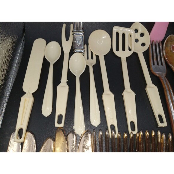 Huge Lot Of OVER 50 Childrens Plastic And Metal Spoons, Forks, Knives, Chilton + - Picture 6 of 14